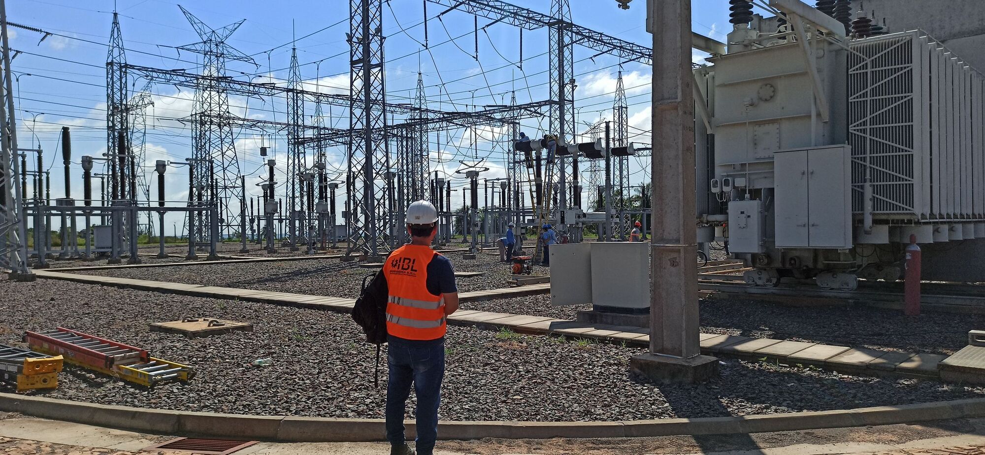 Técnico de IBL Ingeniería en el patio de una subestación de 220 kV