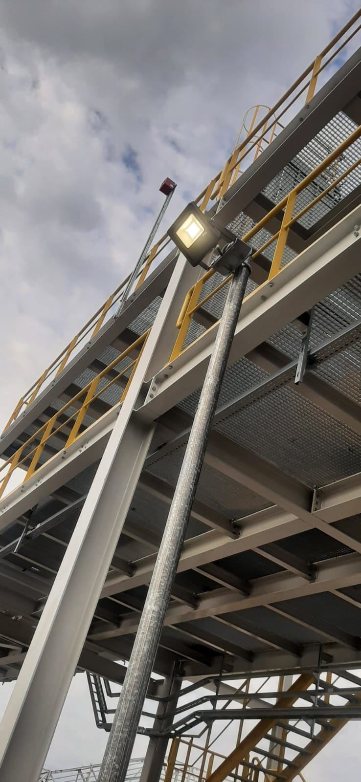 Estructura metálica y cinta transportadora en planta cementera