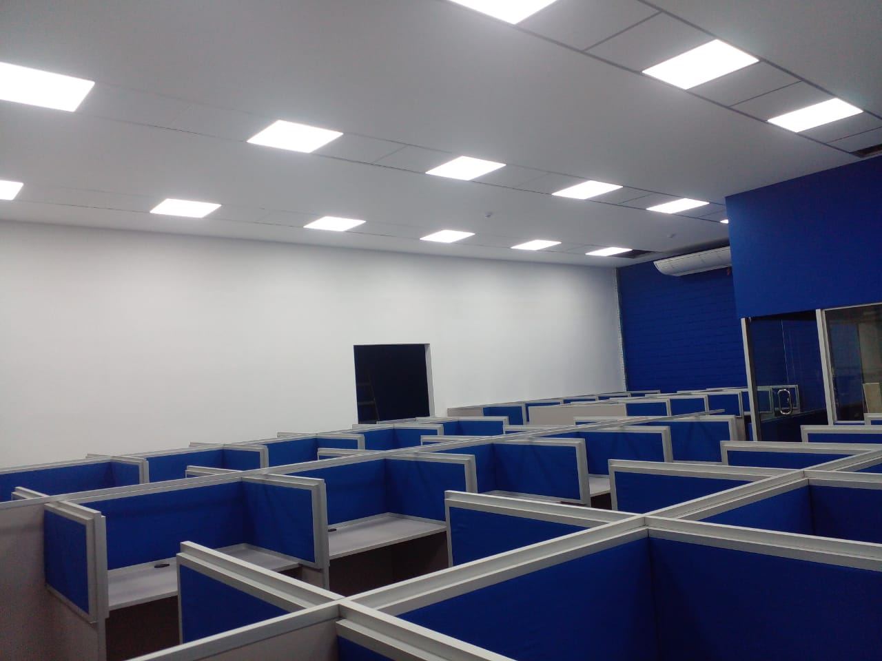 Call center con iluminación y puestos de trabajo instalados