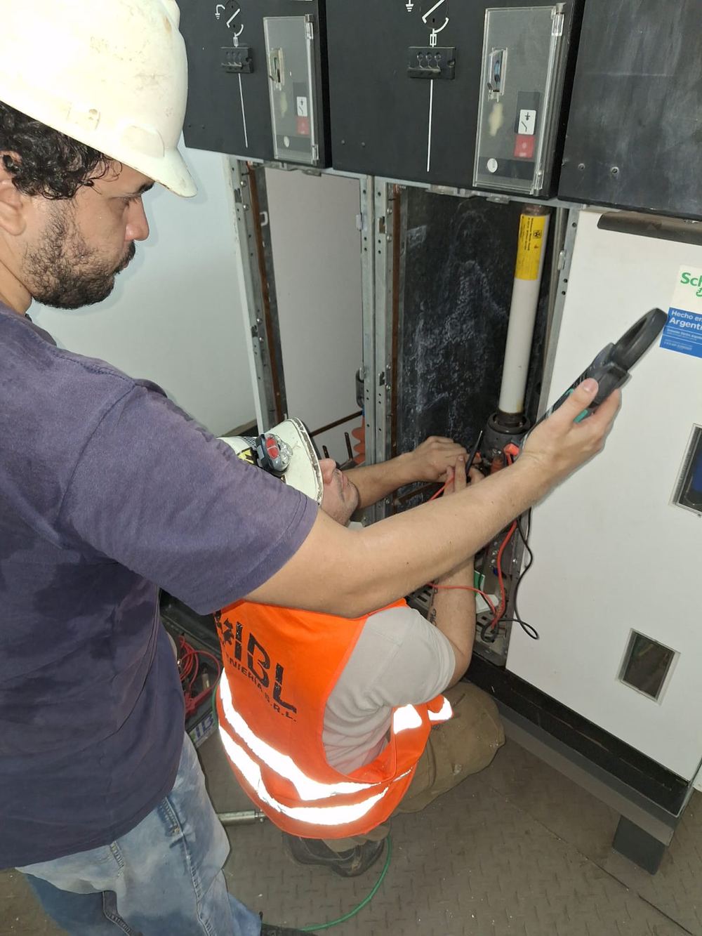 Técnicos realizando megado de celdas de 23 kV