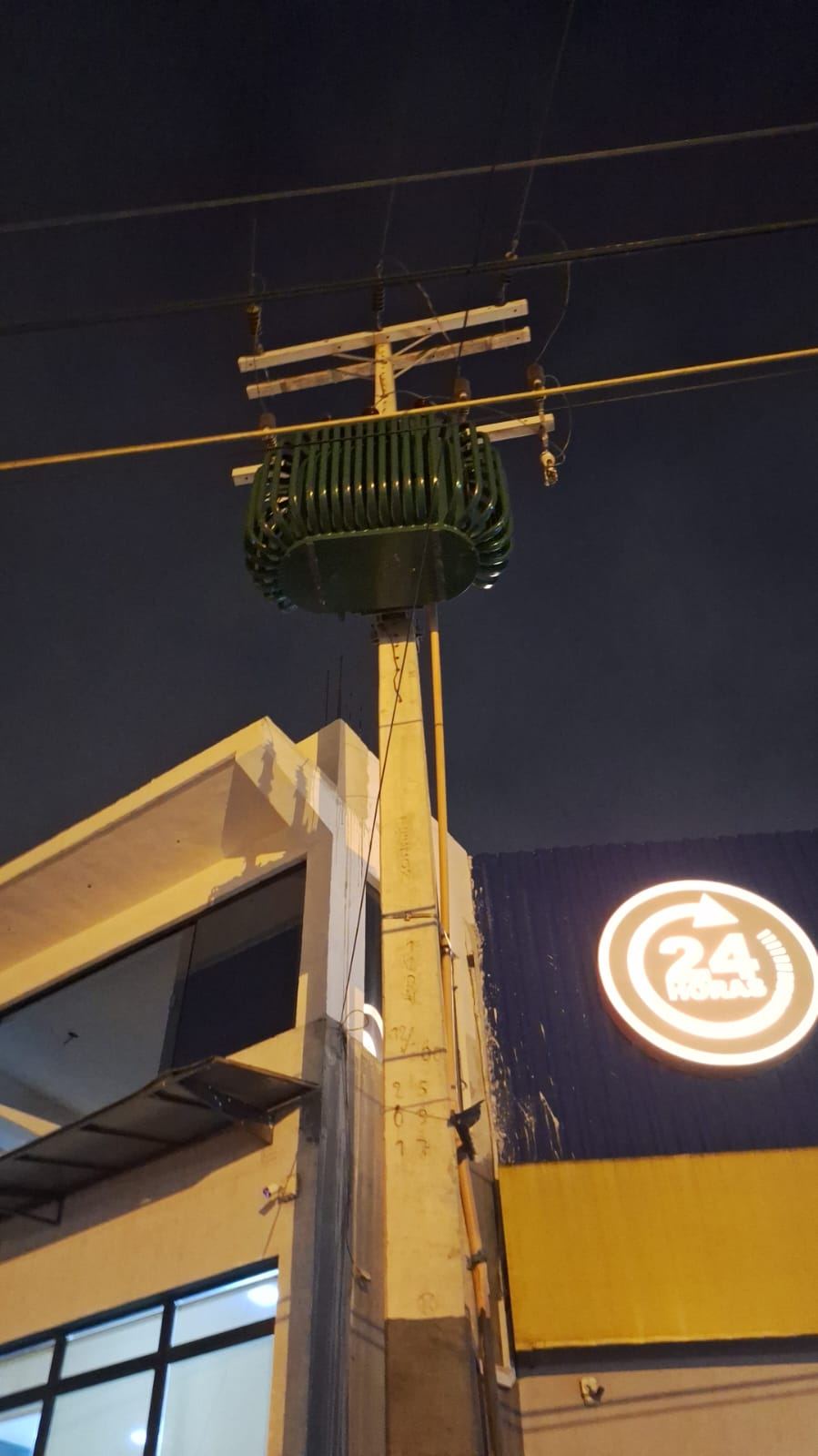 Montaje de transformador en poste